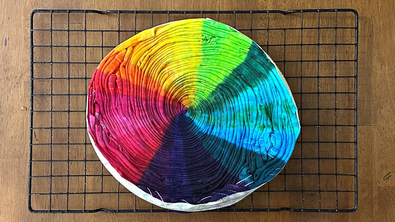 Litríkt tie dye bol með spíralmunstri